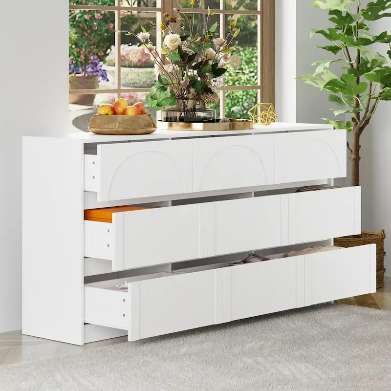 Commode blanche à 9 tiroirs au design moderne et dotée de dispositifs de sécurité